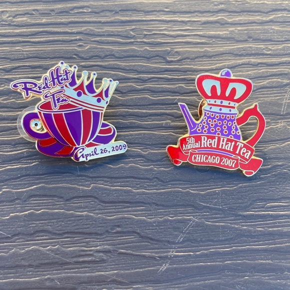 📌2 Red Hat Pins Red Hat Tea 2007 2009 collectible - Picture 1 of 6
